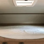 Cama capuchina sobre la cabina de conducción, ideal para mostrar opciones de descanso en autocaravanas de alquiler en Sevilla.
