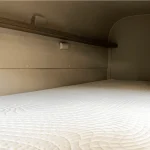 Litera individual con colchón viscoelástico, ideal para mostrar las opciones de descanso en autocaravanas de alquiler en Sevilla.